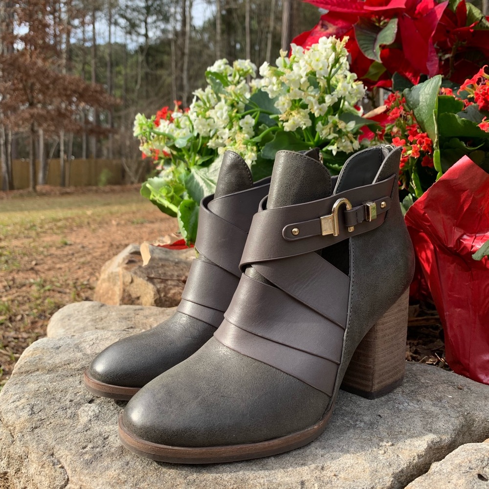 Isola | Women's Block Heel Bootie | 7M